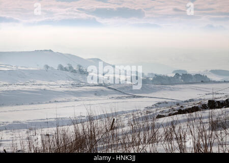 Il Vallo di Adriano in inverno: la vista a sud-ovest, verso Barcombe Hill e Thorngrafton comune, dal vicino a Milecastle 37 sulle balze di Housesteads Foto Stock