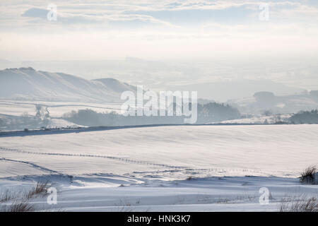 Il Vallo di Adriano in inverno: la vista a sud-ovest, verso Barcombe Hill e Thorngrafton comune, dal vicino a Milecastle 37 sulle balze di Housesteads Foto Stock