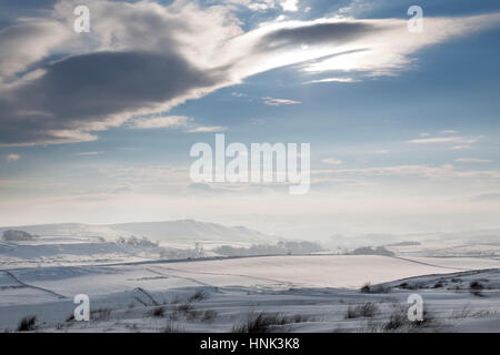 Il Vallo di Adriano in inverno: la vista a sud-ovest, verso Barcombe Hill e Thorngrafton comune, dal vicino a Milecastle 37 sulle balze di Housesteads Foto Stock