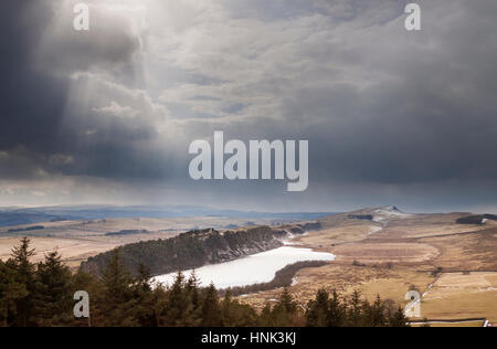 Il Vallo di Adriano, aria di tempesta: la vista a ovest da Hotbank dirupi, guardando sopra congelate, snow-placcati falesia Lough, sul verso Winshields balze Foto Stock