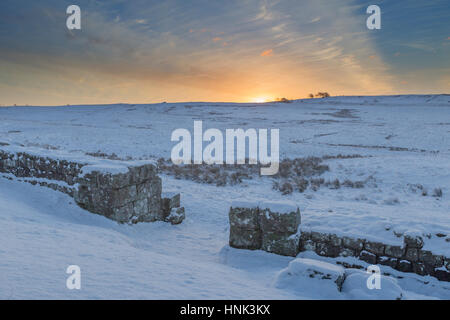 Il Vallo di Adriano: la porta sud del Milecastle 42 a Cawfield all alba di un freddo inverno nevoso di mattina Foto Stock