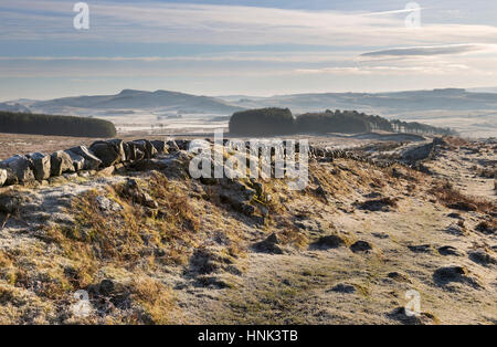 Il Vallo di Adriano in inverno: la vista guardando verso est da vicino Alloa Lea e Allolee Rigg, verso Cockmount Hill e distante Cawfield e balze Winshield Foto Stock