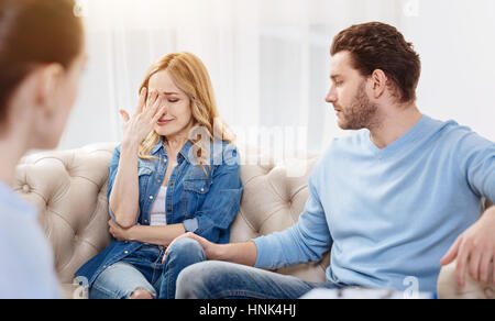 Triste premuto donna che piange Foto Stock