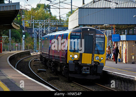 La British Rail 350/4 classe Desiro Transpennine Express No.350 402 alla stazione di Oxenholme, Cumbria, England, Regno Unito, Europa. Foto Stock