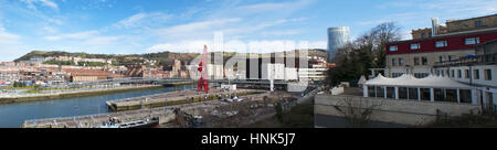 Lo skyline della città di Bilbao con in vista il Museo Maritimo Ria, il Museo Marittimo situato sul lato sinistro del fiume Nervion Foto Stock