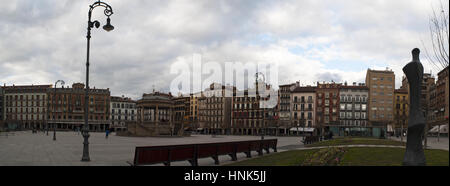 Vista della Plaza del Castillo, Piazza Castello, il centro nevralgico della città di Pamplona, stadio per le corride fino al 1844 e luogo di incontro per la gente del posto Foto Stock