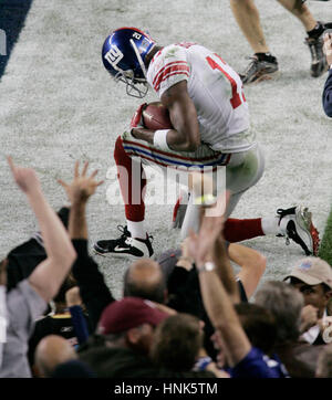 New York Giants Plaxico Burress celebra il suo quarto trimestre toccare verso il basso contro il New England Patriots al Super Bowl XXLII in Glendale, AZ, domenica 3 febbraio, 2008. Foto di Francesco Specker Foto Stock