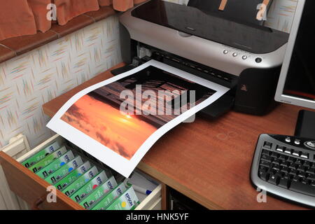 Fotografia a getto di inchiostro fresco di stampa dalla stampante Epson Stylus Photo stampante Foto Stock