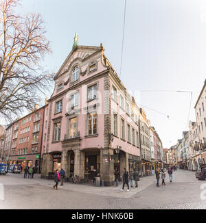 DUESSELDORF, Germania - 13 febbraio 2017: pedestrants non identificato a piedi attraverso la Altstadt e passa un vecchio pub Foto Stock