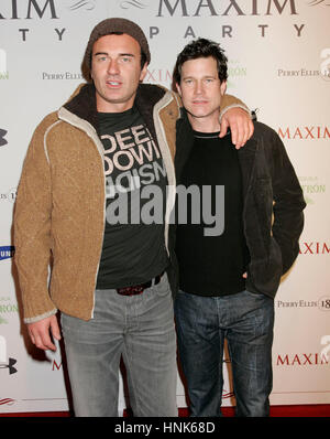 Julian McMahon, sinistra e Dylan Walsh arriva al Maxim Super Bowl party presso la pietra rosa al Fairmont Scottsdale Princess in Scottsdale, AZ su Venerdì, 1 febbraio 2008. Foto di Francesco Specker Foto Stock