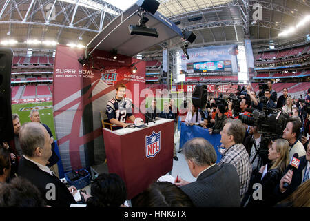 Patrioti" quarterback Tom Brady è intervistato dai media Media durante il giorno per il Super Bowl XLII presso la University of Phoenix Stadium di Glendale, AZ, il 29 gennaio, 2008. Foto di Francesco Specker Foto Stock