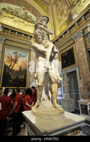 Italia, Roma, Galleria Borghese, Gian Lorenzo Bernini, statua di Enea, Enea che fugge dalle fiemme di Troia salvato il padre Anchise (1618-1620 d.C.) Foto Stock