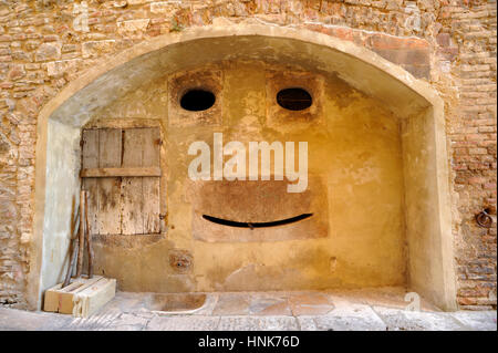 Antica fontana, Colle di Val d'Elsa, Toscana, Italia Foto Stock