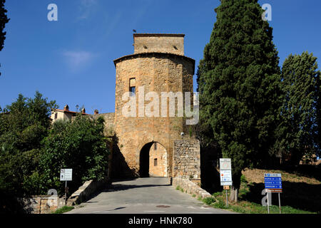 Italia, Toscana, San Quirico d'Orcia, mura cittadine, porta ai Cappuccini, porta medievale Foto Stock