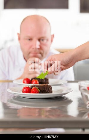 Lo Chef decorare dessert torta alla fragola Foto Stock