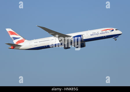 British Airways 787-9 Boeing Dreamliner decollo dall'Aeroporto di Londra Heathrow in cielo blu Foto Stock