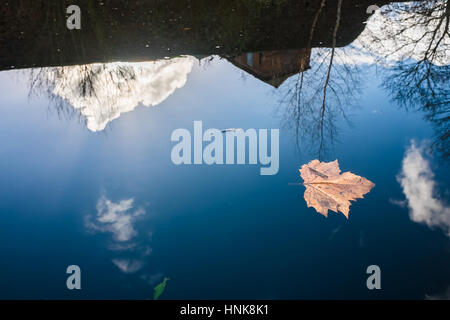 La riflessione su acque calme a Birmingham Canal Foto Stock