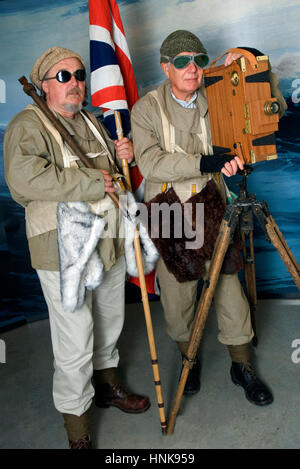 Esploratore polare reenactors, bob leedham (barba) e Mick Parker, che vestito in abiti autentici e utilizzare apparecchiature di periodo Foto Stock