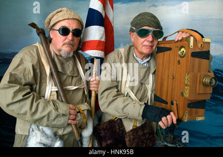 Esploratore polare reenactors, bob leedham (barba) e Mick Parker, che vestito in abiti autentici e utilizzare apparecchiature di periodo Foto Stock