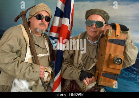 Esploratore polare reenactors, bob leedham (barba) e Mick Parker, che vestito in abiti autentici e utilizzare apparecchiature di periodo Foto Stock