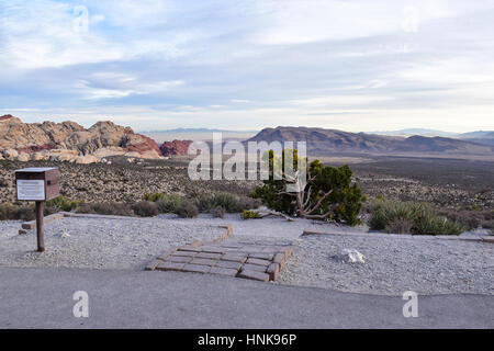 Dal cielo blu al rosso Canyon, è pittoresca bellezza ovunque! Foto Stock