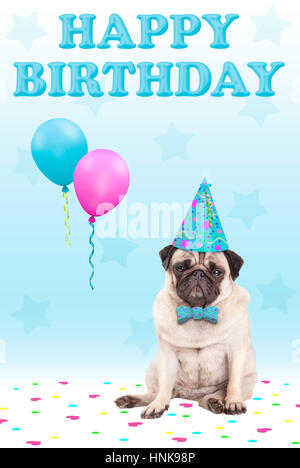 Carino scontroso di fronte pug cucciolo di cane con party hat, palloncini e coriandoli e testo happy birthday, su sfondo blu Foto Stock