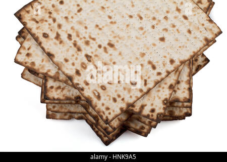 Tradizionale matzah ebraico su uno sfondo bianco. Close-up Foto Stock