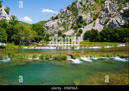 Fiume Krupa e le sue cascate. Croazia Foto Stock