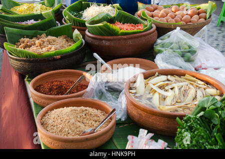 Materiale per la cottura di tailandese spaghettini fritti Stir-fried rice Tagliatelle con uova e gamberi o gamberetti Thai chiamato Pad Thai Goong Sod in vendita le persone nel mercato Foto Stock