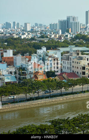 Alto edificio di appartamenti, e Ben Nghe River, Città di Ho Chi Minh (Saigon), Vietnam Foto Stock