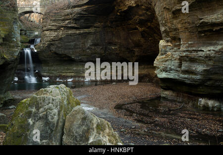 Cascata di acqua nella parte inferiore Dells. Stato Matthiessen Park, Illinois, U.S.A.. Foto Stock