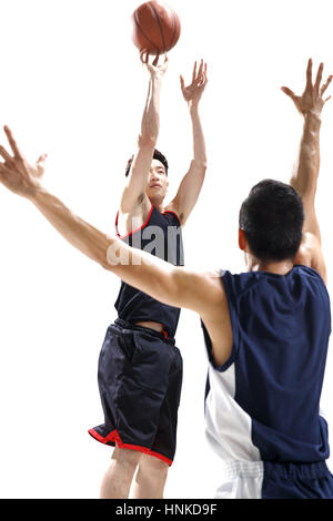 I giocatori che giocano la pallacanestro Foto Stock