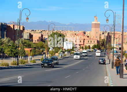 Ouarzazate, Marocco - Jan 4, 2017: vista sulla strada e la moschea. Area di Ouarzazate è film-making posizione, dove il Marocco il più grande studios Foto Stock