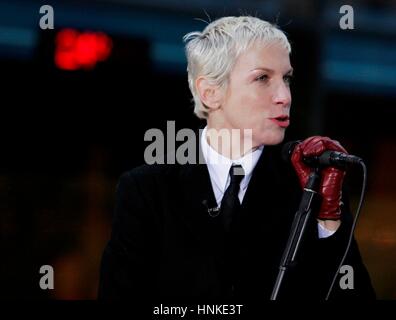 Il cantante Annie Lennox sul palco durante la mostra oggi il 25 novembre 2005 a New York City il 25 novembre 2005 Foto Stock
