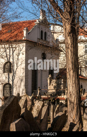 Vista sulle tombe della sinagoga di Praga Klausen, del vecchio cimitero ebraico di Praga, della sinagoga del quartiere ebraico di Praga Foto Stock