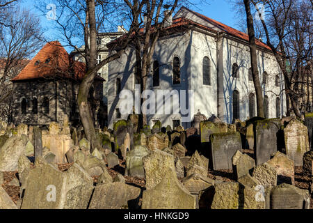 Vista del Klausen sinagoga, antico cimitero ebraico di Praga, dal Quartiere Ebraico Repubblica Ceca, Europa Foto Stock