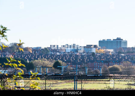 Bel tramonto su Northampton, shot ferroviaria attraverso le linee elettriche - Inghilterra, Regno Unito Foto Stock