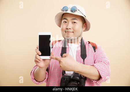 Fat Man in possesso di un telefono cellulare Foto Stock