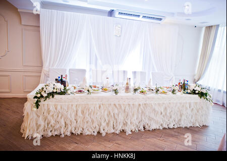 Eleganza bianco tabella di nozze di sposi al ristorante di luce. Foto Stock