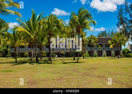 I bungalow sulla spiaggia in un giardino tropicale sulla costa meridionale di Mauritiu Foto Stock