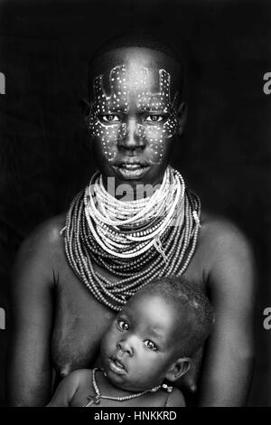 Un ritratto di una madre e un bambino dalla tribù Karo, Kolcho Village, Valle dell'Omo, Etiopia Foto Stock
