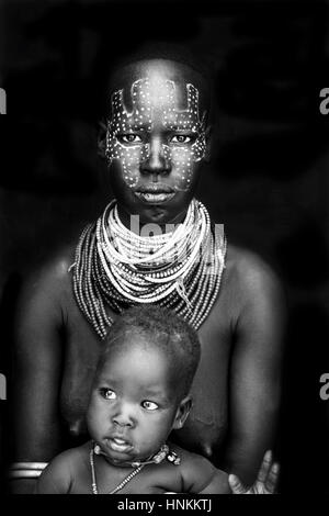 Un ritratto di una madre e un bambino dalla tribù Karo, Kolcho Village, Valle dell'Omo, Etiopia Foto Stock