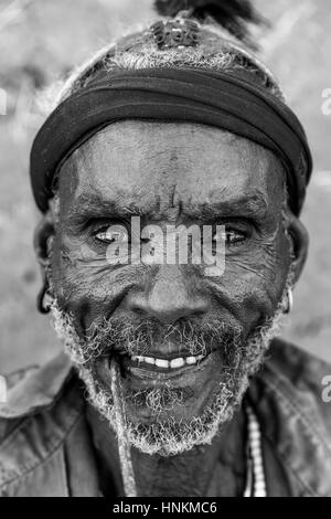 Ritratto di un Hamer Tribesman a Turmi lunedì mercato, Turmi, Valle dell'Omo, Etiopia Foto Stock