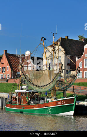 Frese a granchio nel porto di fronte agli edifici storici, Greetsiel, Bassa Sassonia, Germania Foto Stock