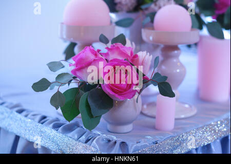 Arredamento bellissimo di fiori su un tavolo di matrimonio in un ristorante Foto Stock