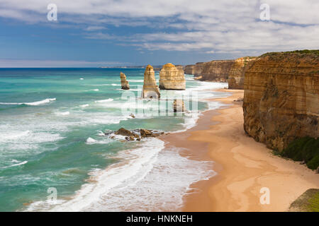 La famosa in tutto il mondo 12 Apostoli lungo la Great Ocean Road vicino a Port Campbell in Victoria, Australia Foto Stock