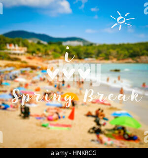 Il testo I love spring break su una foto sfocata di una spiaggia piena di un irriconoscibile la gente a prendere il sole Foto Stock