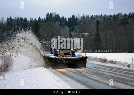 SALO, Finlandia - 14 gennaio: Scania carrello equipaggiato con spartineve rimuove la neve e nevischio dall'autostrada nel sud della Finlandia su una torbida aftermoon in inverno Foto Stock