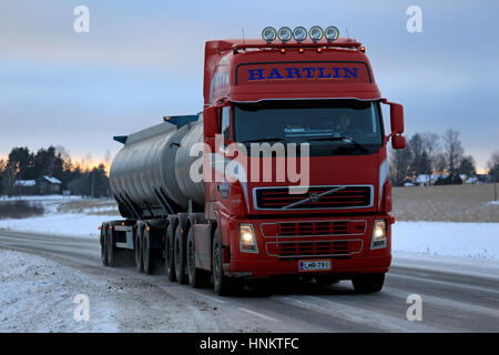 SALO, Finlandia - 15 gennaio 2017: Rosso Volvo FH camion cisterna per trasporto alla rinfusa offre un carico lungo l'autostrada al tramonto in inverno. Foto Stock