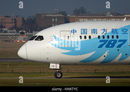 China Southern Airlines Boeing Dreamliner 787-8 B-2736 rullaggio all'Aeroporto di Londra Heathrow Foto Stock